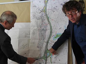 Rechtsanwalt Bernd Söhnlein (l.) und BN-Regionalreferent Tom Konopka verfolgen die Planungen für die Lerchenhoftrasse bei Johannisthal mit Argwohn. Foto: Marco Meißner