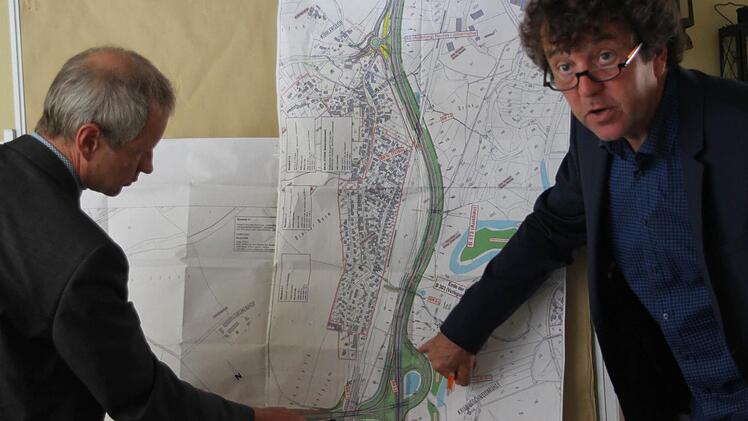 Rechtsanwalt Bernd Söhnlein (l.) und BN-Regionalreferent Tom Konopka verfolgen die Planungen für die Lerchenhoftrasse bei Johannisthal mit Argwohn. Foto: Marco Meißner