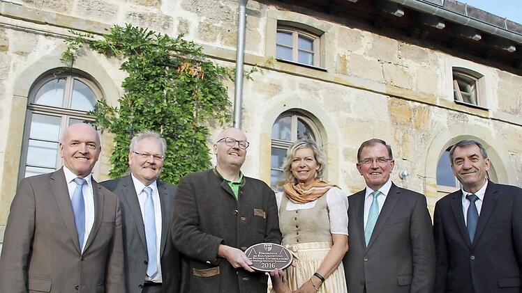Das "Brauhaus 3" ist jetzt "Förderpreisträger 2016", das Bild zeigt (von links) Bezirkstagsmitglied Thomas Habermann, Bürgermeister Claus Bittenbrünn, Thomas und Silvia Schuhmann, Bezirkstagspräsident Erwin Dotzel sowie den stellvertretenden Landrat Oskar Ebert.