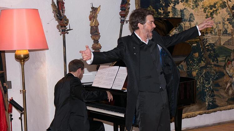 Der Bass-Bariton Axel Humbert und der Pianist Maksym Kulabukhov