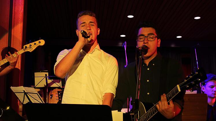 Das Männer-Duo der Schulband: Leon Busch (links) und Daniel Palacios-Rausch aus der Klasse 9c, der seit diesem Schuljahr auch als Leiter der Schulband fungiert.
