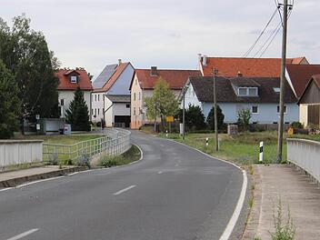 Die Straße zwischen Sambach und Wind soll 2019 hochwasserfrei ausgebaut werden - eine neue Brücke über die Reiche Ebrach inbegriffen.   Foto: Evi Seeger