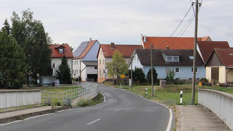 Die Straße zwischen Sambach und Wind soll 2019 hochwasserfrei ausgebaut werden - eine neue Brücke über die Reiche Ebrach inbegriffen.   Foto: Evi Seeger