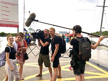 Interview auf den Seychellen: Ein ARD- Kamerateam reiste mit und drehte für die Serie "Verrückt nach Meer" - auch Lena.privat