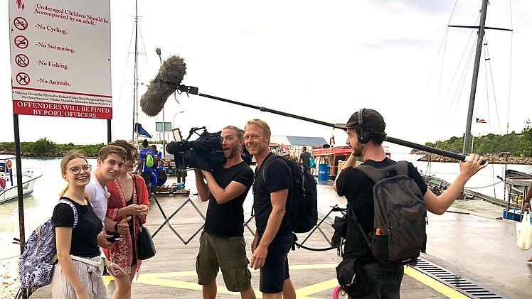 Interview auf den Seychellen: Ein ARD- Kamerateam reiste mit und drehte für die Serie "Verrückt nach Meer" - auch Lena.privat