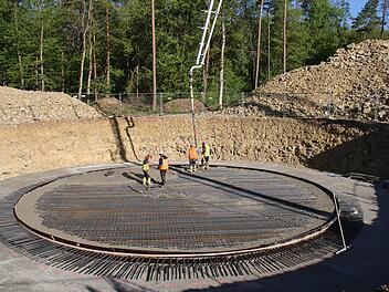 Das erste von drei Fundamenten wird betoniert.  Foto: Hilmar Ruppert