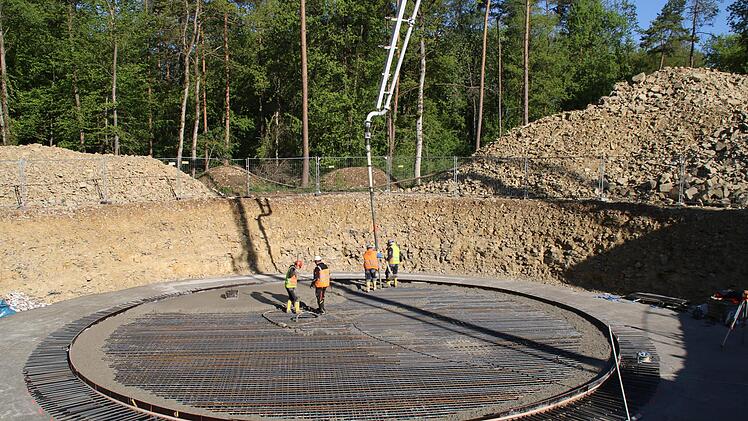 Das erste von drei Fundamenten wird betoniert.  Foto: Hilmar Ruppert