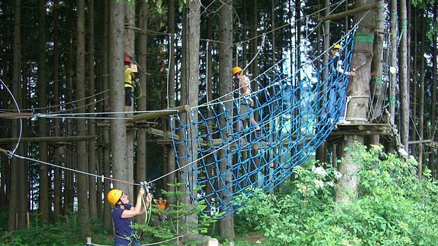 Die fränkische Kletter-Saison 2021 ist eröffnet. Abenteuerfreunde haben die Möglichkeit, unter Einhaltung von Corona-Hygienemaßnahmen, die Kletterparks wieder zu besuchen. Foto: pixabay/ erge