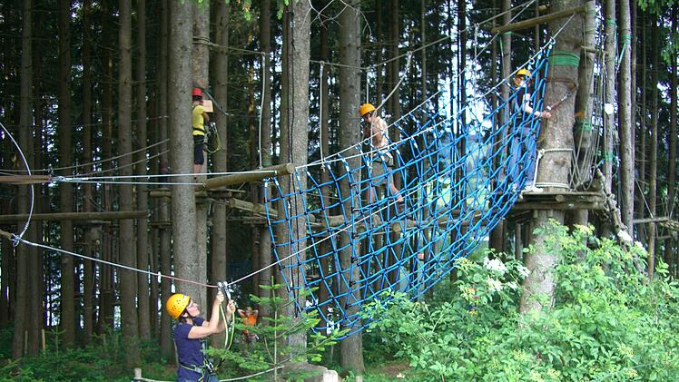 Die fränkische Kletter-Saison 2021 ist eröffnet. Abenteuerfreunde haben die Möglichkeit, unter Einhaltung von Corona-Hygienemaßnahmen, die Kletterparks wieder zu besuchen. Foto: pixabay/ erge