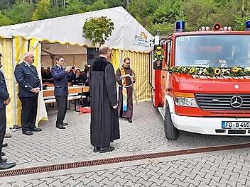 Die Pfarrer Ludwig Mazur und Peter Zeh segneten das neue Feuerwehrfahrzeug der Feuerwehr Behringersmühle.