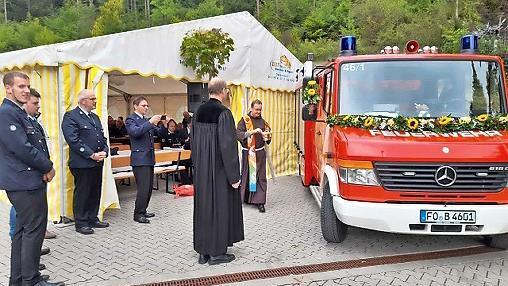 Die Pfarrer Ludwig Mazur und Peter Zeh segneten das neue Feuerwehrfahrzeug der Feuerwehr Behringersmühle.