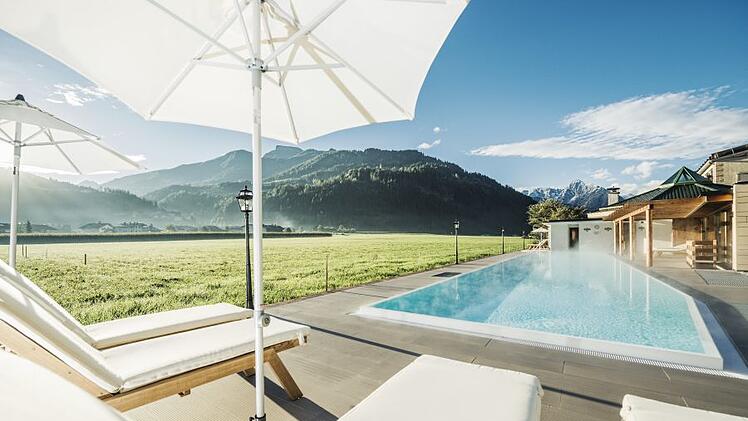 Hotel Theresa Aussenpool mit Bergblick