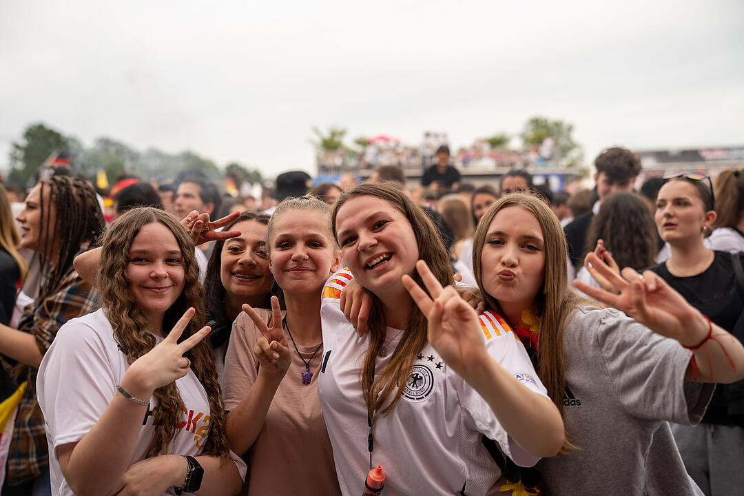 Fans schauen das EM-Viertelfinale zwischen Duetschland und Spanien in Nürnberg