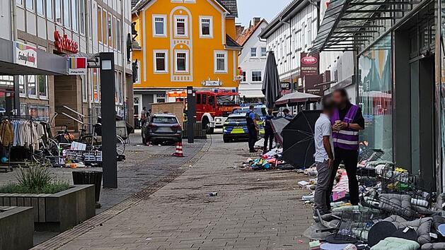 Auto rast durch Fu&szlig;g&auml;ngerzone