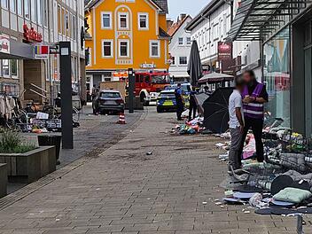 Auto rast durch Fu&szlig;g&auml;ngerzone