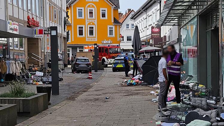 Auto rast durch Fu&szlig;g&auml;ngerzone