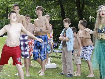 Verkleidet als Nixe Wellrune schaut Wolfrum Jacob (r.)  zu, wie Curtis Meyer beim Kokosnussweitwerfen antritt. Immerhin zwölf Meter flog seine Nuss. Damit landete er im Mittelfeld auf Platz 8.Foto: Löwisch