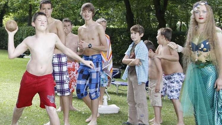 Verkleidet als Nixe Wellrune schaut Wolfrum Jacob (r.)  zu, wie Curtis Meyer beim Kokosnussweitwerfen antritt. Immerhin zwölf Meter flog seine Nuss. Damit landete er im Mittelfeld auf Platz 8.Foto: Löwisch