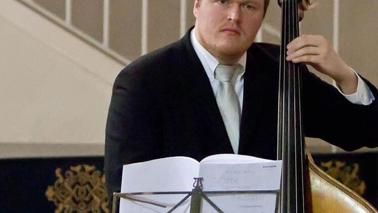 Christian Ernst, stellvertretender Solo-Kontrabassist des Landestheaters.