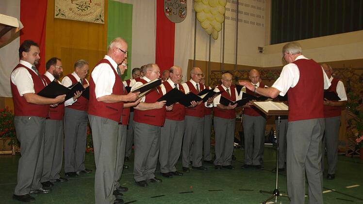 Der MGV Liederhort Ebenhausen mit Dirigent Kurt Distler.