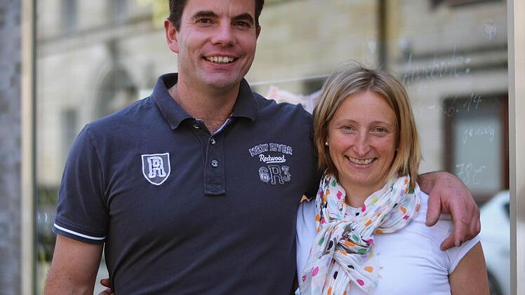 Bratwurst-König Jürgen mit Anita Brunner. Foto: Nikolas Pelke