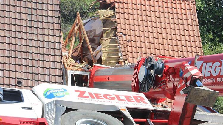 Großes Glück im Unglück: Der Arm des riesigen 70-Tonners hat das Hausdach durchschlagen, aber keinen Menschen getroffen. Foto: Diana Fuchs