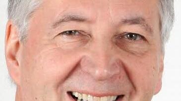 "Was mache ich bloß mit dem vielen Geld?", fragt sich Sparkassen-Chef Klaus-Jürgen Scherr schon vor der Auftaktpartie. Stolze 300 000 Euro erhält jeder deutsche Spieler für den EM-Sieg. Klaus-Jürgen Scherr will dafür als rechter Verteidiger jeden Gegner ausbremsen.