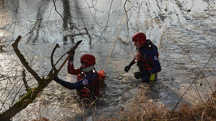 Ein Großaufgebot an Rettungskräften suchte an der Saale nach einem Mann, der ins Eis eingebrochen sein soll. Foto: Peter Rauch