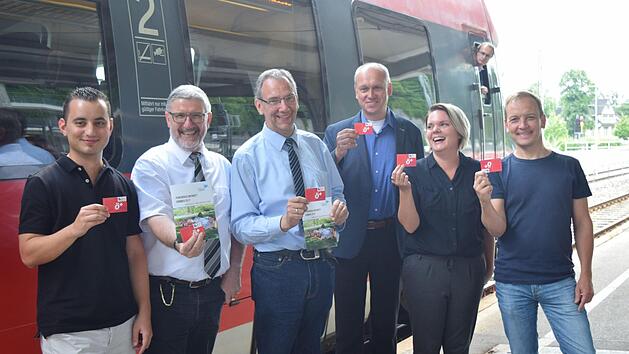Pr&auml;sentierten den Ferienpass 2017 (von links): Kanat Akin, Landrat Michael Busch, Dritter B&uuml;rgermeister Thomas Nowak, Gerd Sch&ouml;rner von der Deutschen Bahn sowie Lena Setzer und Ulrich Schmerbeck von der Kommunalen Jugendarbeit Coburg. Foto: Daniela Pondelicek