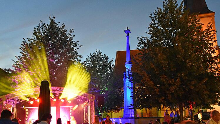 Lichtspiele sorgten für ein zauberhaftes Ambiente beim 3. Marktplatzfest der Stadt Haßfurt.