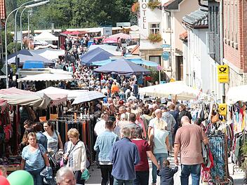 Die Von-Würtzburg-Straße in der Marktgemeinde Mitwitz verwandelte sich am Kirchweihsonntag beim Standmarkt in eine Fußgänger-, Einkaufs- und Genussmeile.Herbert Fischer