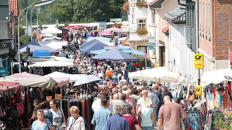 Die Von-Würtzburg-Straße in der Marktgemeinde Mitwitz verwandelte sich am Kirchweihsonntag beim Standmarkt in eine Fußgänger-, Einkaufs- und Genussmeile.Herbert Fischer