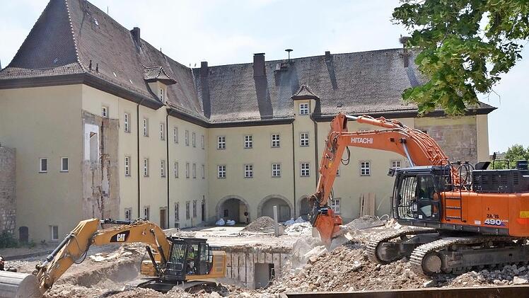Juni 2019, ebenfalls aus Blickrichtung Schlossgraben: Das Rathaus ist abgerissen, nun müssen die Schuttberge weg.  Foto: Bernhard Panzer