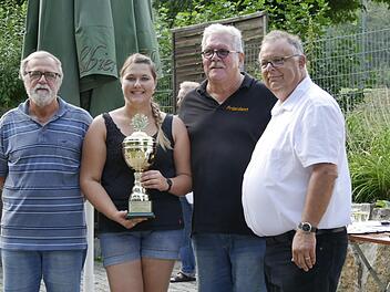 Reich beschenkt wird das "Vater-Tochter-Gespann"-  Siegerteam Tamara und Rolf Kieser von Bürgermeister Martin Stingl. Und  wieder gehört der Wanderpokal ihnen, den sie bereits vor sieben Jahren nach  Hause trugen.Manja von Nida