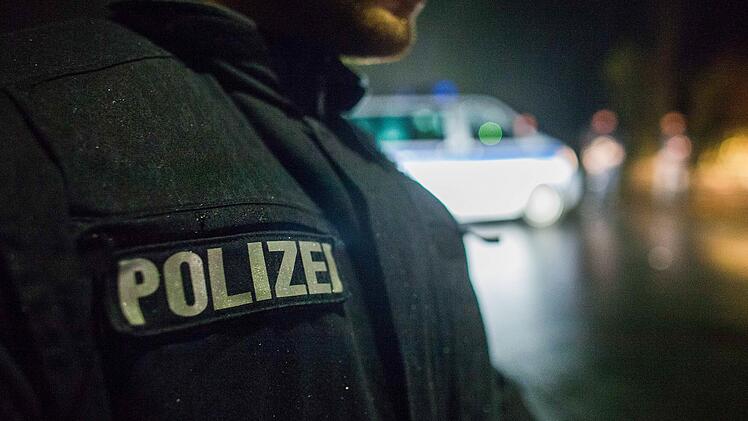 Würzburg: 22-Jähriger tritt gegen Fahrzeug - und übersieht dabei Fahrerin im Auto