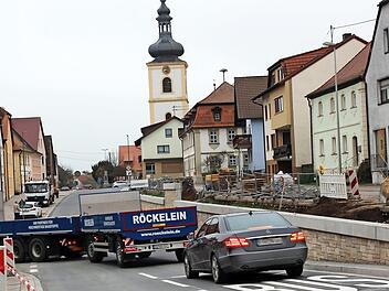 Eine Stützmauer gleicht den Höhenunterschied zwischen der Staatsstraße und dem künftigen Platzbereich im Ortskern von Wachenroth aus. In der Sitzung wurden ein Geländer für die Mauer, sowie weitere Metallarbeiten am Platzbereich vergeben.  Foto: Archiv/Evi Seeger