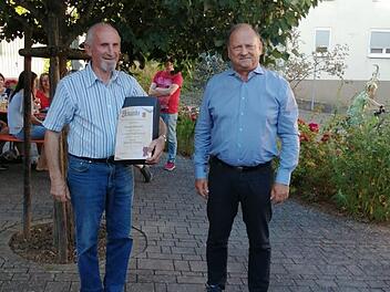 Unter der Linde wurde Reinhold Wilhelm (links) f&uuml;r seine langj&auml;hrige Mitgliedschaft geehrt, rechts Gerald Meder.  Foto: Achim Meder