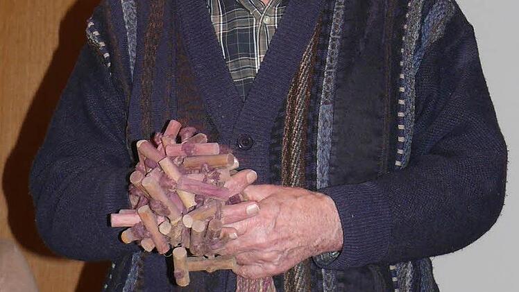 Willi Sauer zeigt beim Lichtstubenabend, was ein echter Gerbstrick ist. Die Schnüre waren früher beim Aufstellen der Getreidegarben unentbehrlich.  Foto: mw