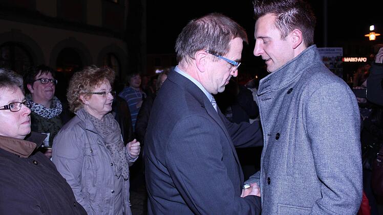 Auch Gernot Brand gratuliert dem künftigen Bürgermeister.