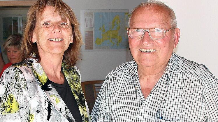 Die SPD-Landtagsabgeordnete Kathi Petersen (links) sprach auf Einladung der SPD-Arbeitsgemeinschaft 60plus und Kreisvorsitzendem Adolf Lieb (rechts) in Hammelburg.  Foto: Dieter Britz
