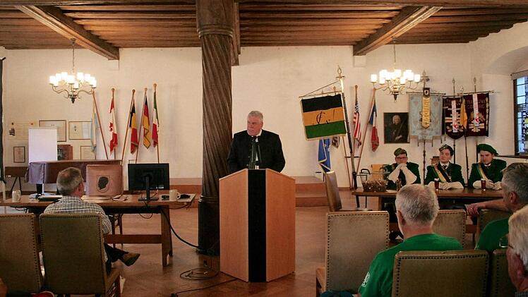 Oberbürgermeister Norbert Tessmer empfing die Wanderer aus Königsberg im Rathaus der Stadt Coburg