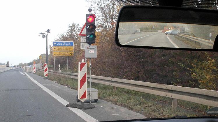 In Richtung Herzogenaurach: Baustelle mit Ampelregelung; im Rückspiegel die Vollsperrung in Richtung Erlangen Foto: Michael Busch