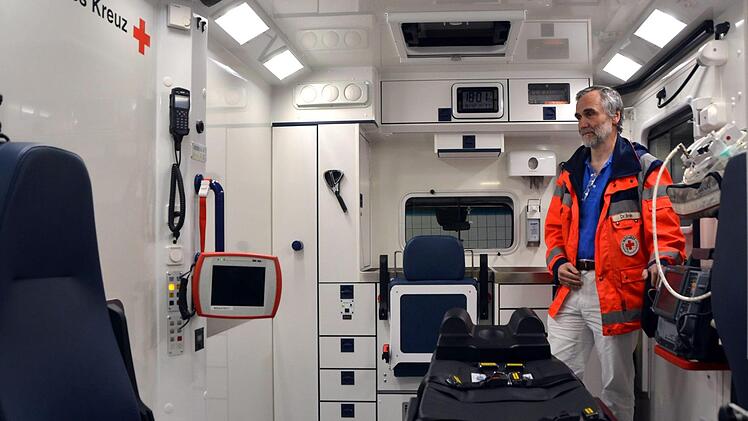 Innen ausgestattet wie ein kleiner OP-Saal, außen mit einem Hochsichtbarkeits-Konzept, so präsentiert sich der erste in Bad Kissingen in Dienst gestellte RTW BY 2017.  Foto: Peter Rauch