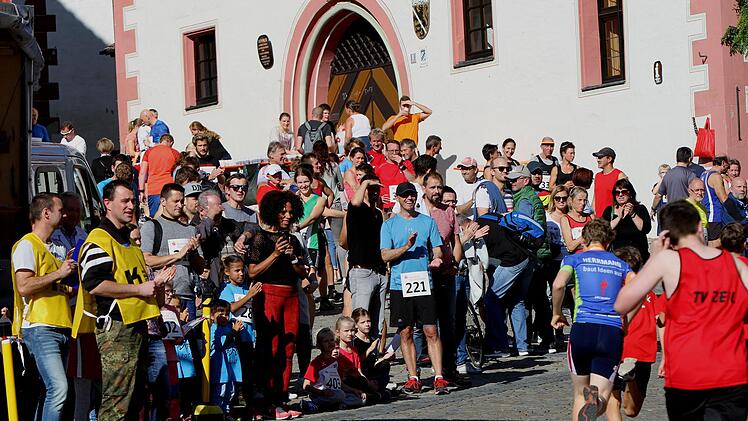 Viele Zuschauer bejubelten auf dem Marktplatz die Läufer.
