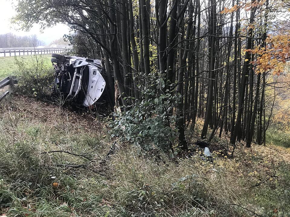 A6 bei Nürnberg: Transporter prallt in Baum - ein Toter