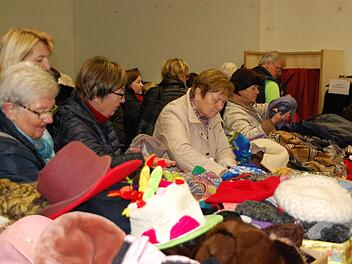 Auch Kleidung ist gefragt. Viele Kulmbacher freuen sich Jahr f&uuml;r Jahr auf die Schn&auml;ppchen-Jagd. Fotos: Uschi Prawitz