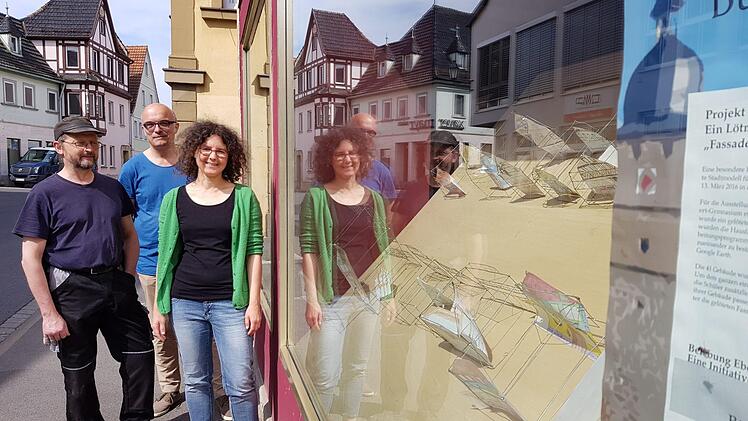 Andreas Remshard, Stefan Andritschke und Kunsterzieherin Christine Braun vor einem der Schaufenster, die Bürgerverein und Gymnasium gestaltet haben. Links das Gebäude der Xaver-Mayr-Galerie.