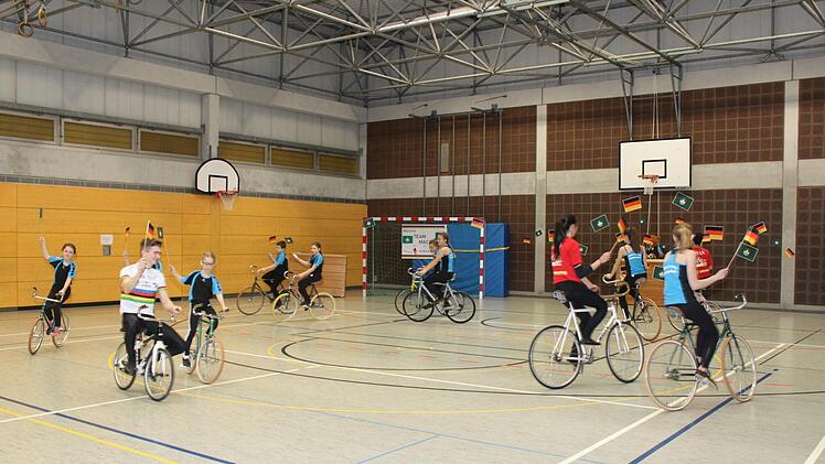 Die jungen Radsportler beginnen ihre Vorführung. Foto: Carmen Schwind