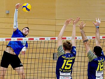 Tomas Halanda (links) befindet sich mit den Heitec Volleys Eltmann mitten in der Vorbereitung auf die anstehende Bundesligasaison.  Foto: Werner Haala