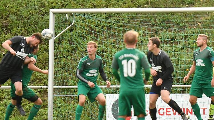 Eine Freisto&szlig;flanke findet in Josef Weidner seinen Abnehmer, der unhaltbar zum 2:1 f&uuml;r Arnstein ins Zeulner Tor eink&ouml;pft. Foto: Gunther Czepera